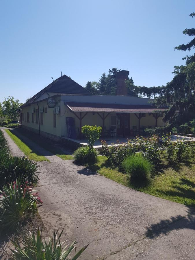 Fortuna Panzio Hotel Orosháza Buitenkant foto